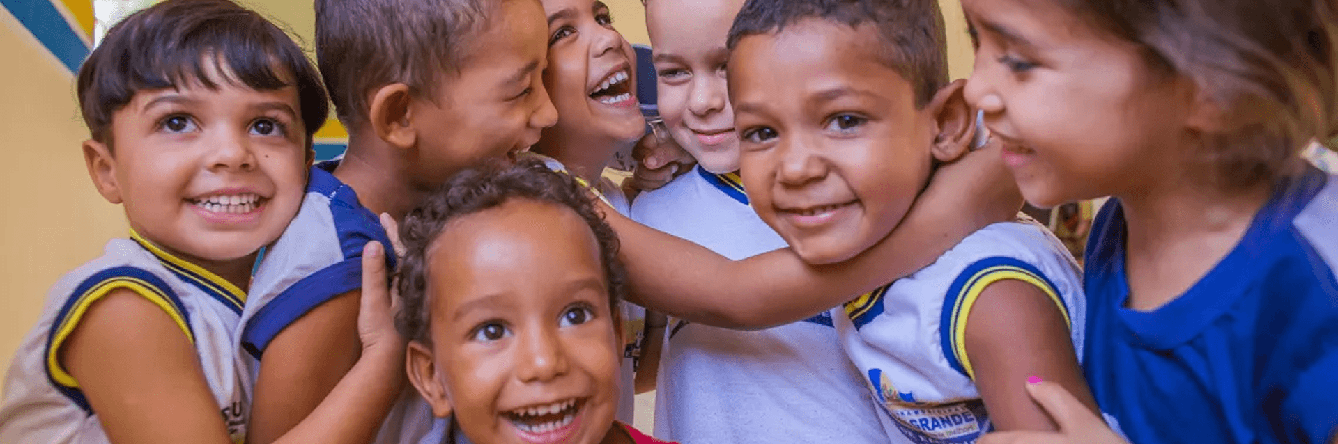 Crianças sorrindo e interagindo